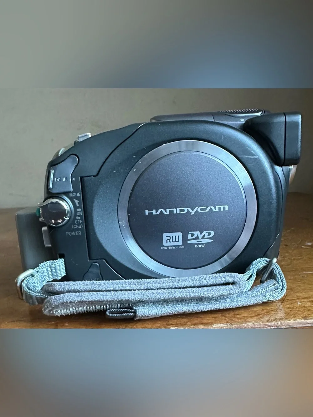 Sony DCR-DVD403 NTSC 3MP MPEG Digital Video Camera Recorder Handycam Camcorder